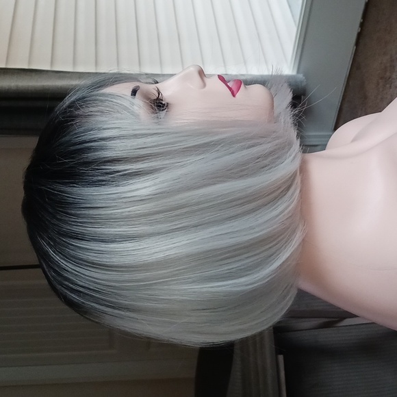 Short silver and black bobbed wig - Picture 4 of 4